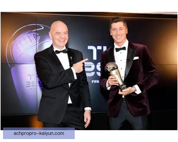 莱万多夫斯基与拉菲尼亚搭档表现稳健，引发球迷期待